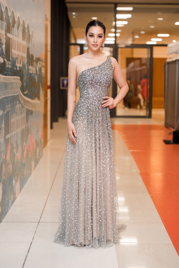 Không quá khi nói rằng, Tiểu Vy là Hoa hậu của các hoa hậu. Điểm mạnh của cô gái 2000 không chỉ nằm ở thân hình cân đối, gương mặt không góc chết mà chính nằm ở việc cô luôn biết cách lựa chọn cho mình 1 layout chỉn chu. Bộ váy này là một trong những bảo chứng cho nhận định đó. 