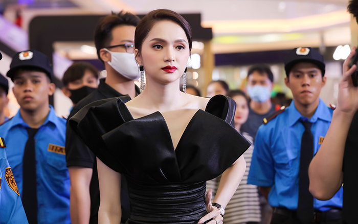 Hoa hậu Hương Giang xuất hiện tại một sự kiện được khán giả quan tâm vây kín, nhiều bảo vệ phải hộ tống Ảnh 2