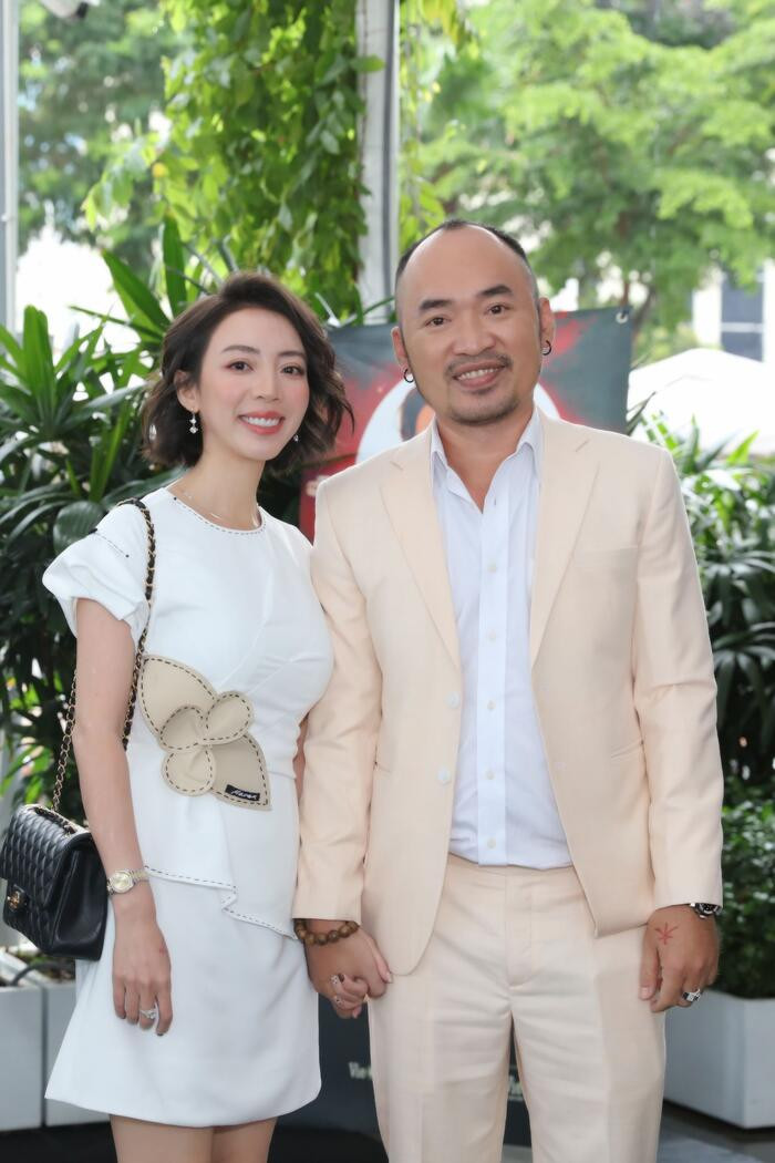 Dẫu vậy, cặp đôi này vẫn thường xuyên làm mạng xã hội chao đảo bởi những pha tung hứng, bóc phốt hay nói lời yêu đương cực ngôn tình. 