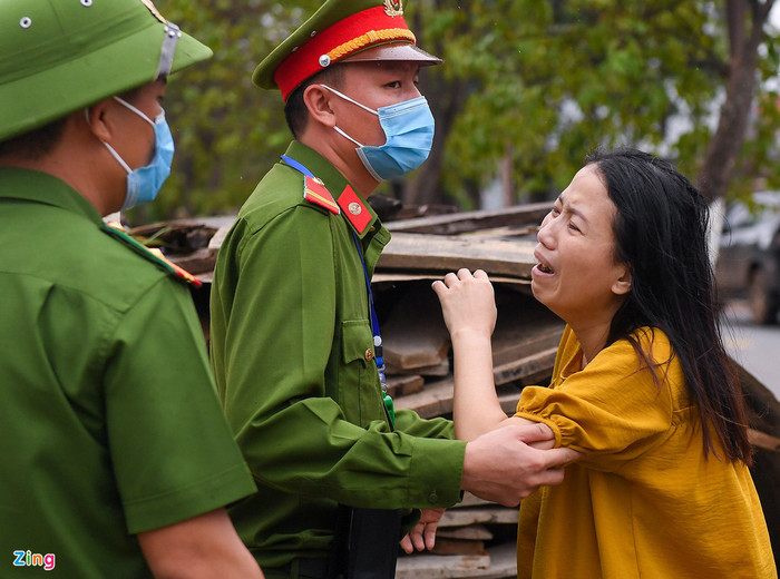 Chị Lê Thị Thúy, vợ của trung úy Lê Cao Cường, lao đến nhà thi đấu khi hay tin thi thể chồng được đưa về đây. Ảnh: Zing&nbsp;