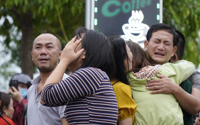 Xé lòng tiếng khóc người thân chờ đón thi thể các cán bộ chiến sĩ Đoàn kinh tế 337 được đưa về Ảnh 2