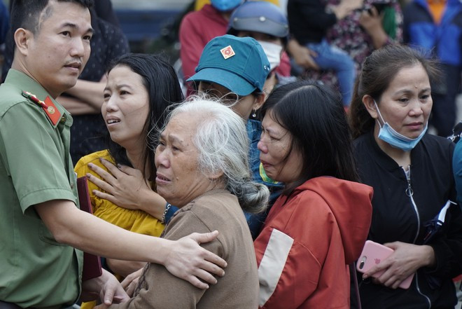 Đau xót nào hơn khi người đầu bạc tiễn người đầu xanh. Ảnh: Thanh Niên