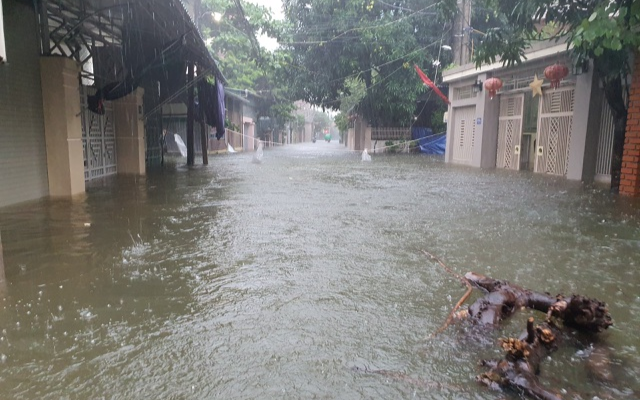 Mưa lũ chia cắt khắp nơi, hàng nghìn học sinh Hà Tĩnh và Nghệ An nghỉ học Ảnh 2