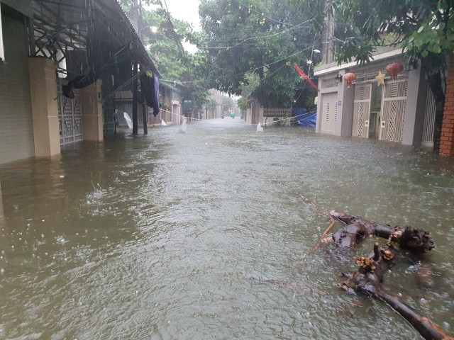 Mưa ngập cả TP. Hà Tĩnh sáng 19/10