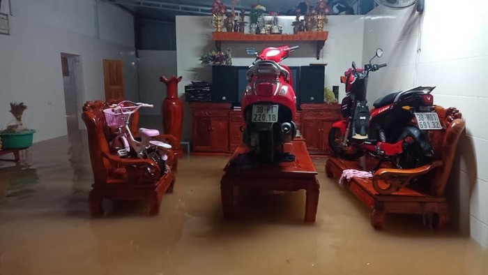 Nước tràn vào khắp nhà dân trong nội thành TP.Hà Tĩnh.