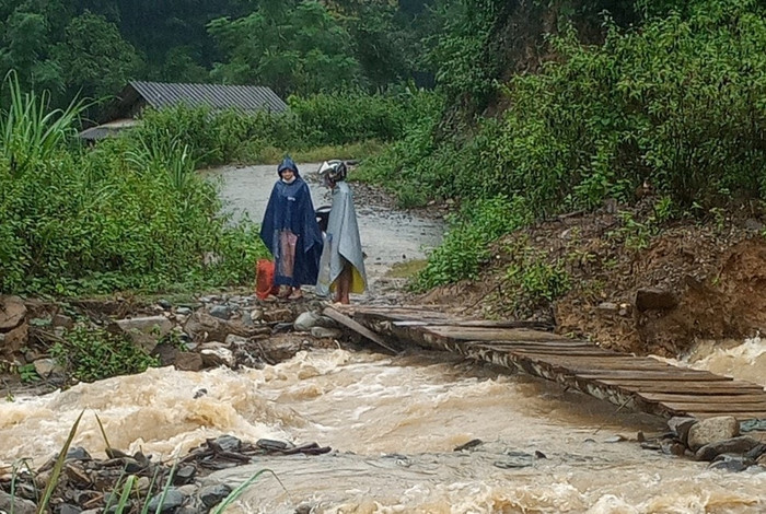 Nhiều nơi ở huyện Kỳ Sơn đang bị nước lũ chia cắt