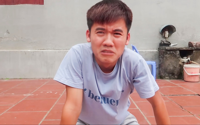 Hưng Vlog trong video troll Bà Tân sẽ đi nước ngoài sau khi loạt lùm xùm thời gian qua. (Ảnh: Hưng Vlog)