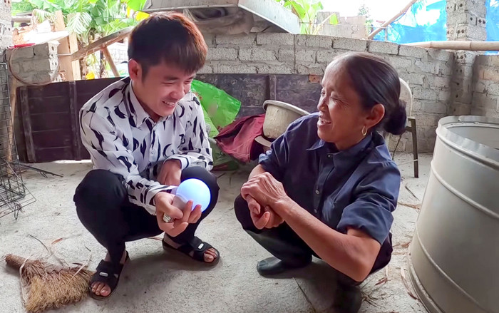 Hưng lại tiếp tục đăng tải video có tiêu đề 'Làm ảo thuật dùng tay biến bóng đèn tự sáng để troll mẹ Bà Tân Vlog'. (Ảnh: Hưng Vlog)