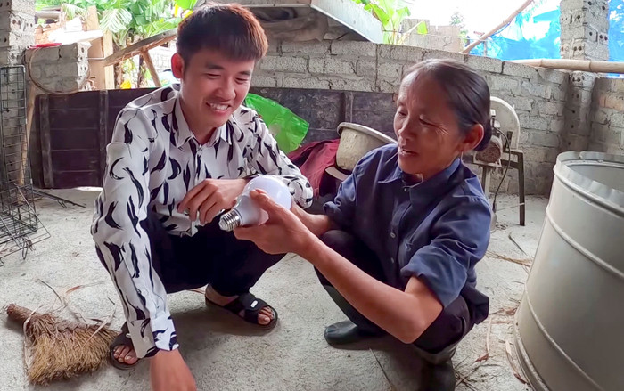 Đoạn video cho thấy, Hưng Vlog sử dụng công cụ để làm bóng đèn phát sáng và giả vờ là có ảo thuật biến bóng đèn sáng nhờ tay để 'troll' Bà Tân Vlog. (Ảnh: Hưng Vlog)