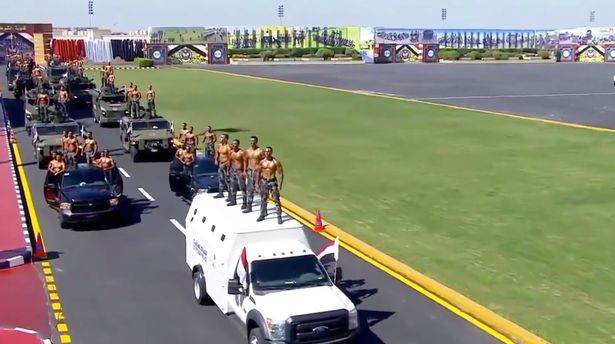 Nhiều ý kiến cho rằng hình ảnh này chẳng khác nào màn diễu hành của nhóm ủng hộ giới tính thứ ba.