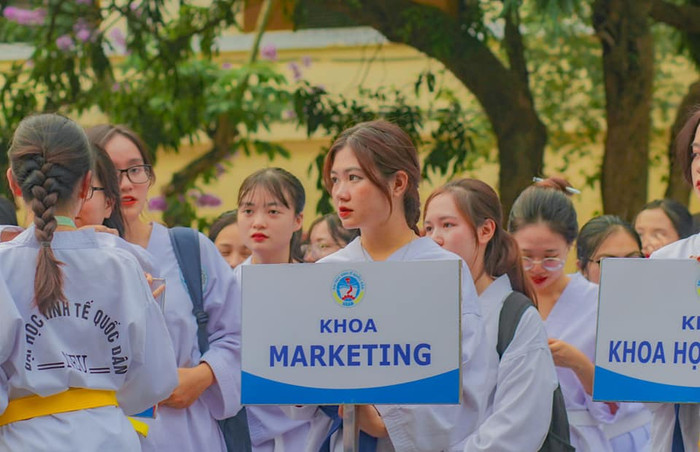 Nữ sinh khoa Marketing nổi bật giữa đám đông