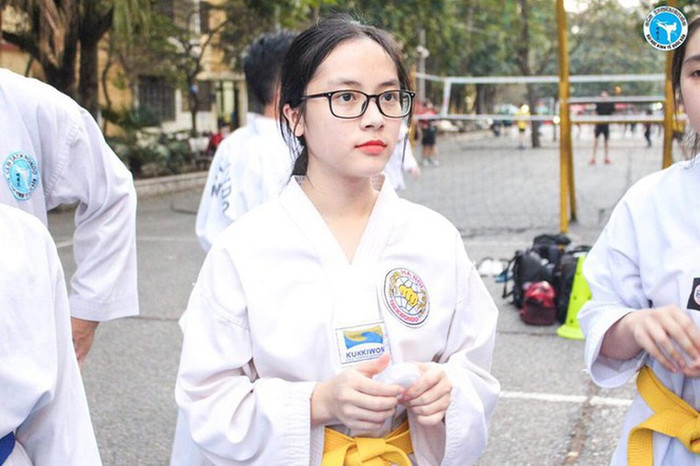 Nữ sinh NEU đã xinh đẹp lại còn giỏi võ