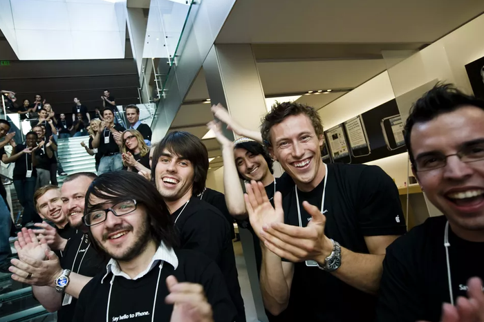 Nhân viên Apple Store chào mừng những khách hàng đầu tiên mua iPhone ở San Francisco. Ảnh: Getty