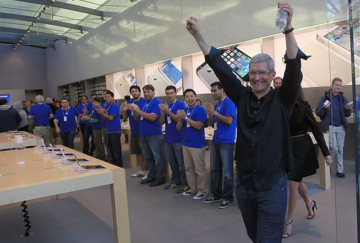 Tim Cook có mặt ở một cửa hàng để “ăn mừng”. iPhone 5c là dòng iPhone “giá thấp” đầu tiên. Ảnh: Mashable