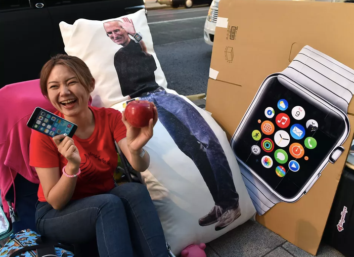 Người này còn có một chiếc gối in hình Steve Jobs. Ảnh: Mashable