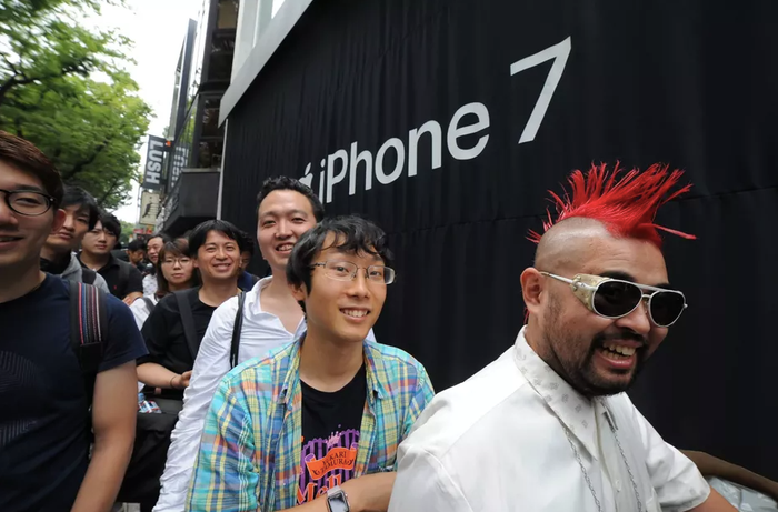 Cảnh chờ mua iPhone 7 ở Tokyo, Nhật Bản. Ảnh: Mashable