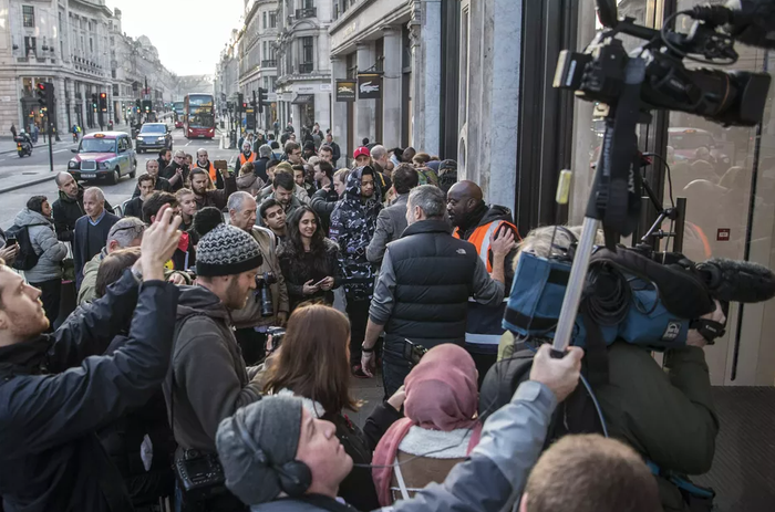 Nhiều người nói rằng hàng người đợi mua iPhone X dường như thưa thớt hơn mọi năm. Ảnh: Mashable