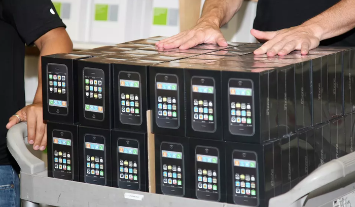 Một chồng iPhone sẵn sàng tới tay người dùng vào ngày 29/6/2007. Ảnh: Mashable