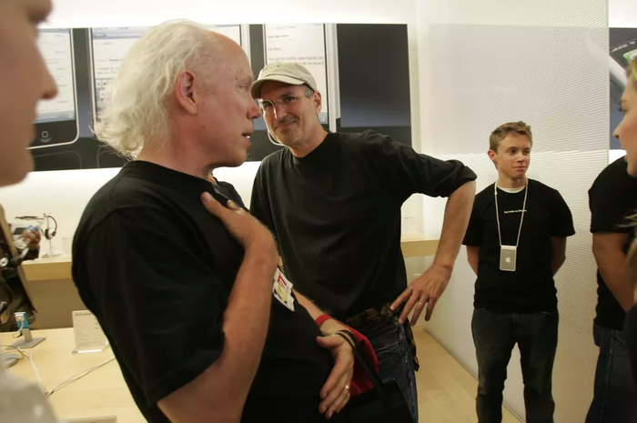 Steve Jobs trực tiếp có mặt ở một cửa hàng để xem những gì khách hàng nghĩ về điện thoại của mình. Ảnh: Getty