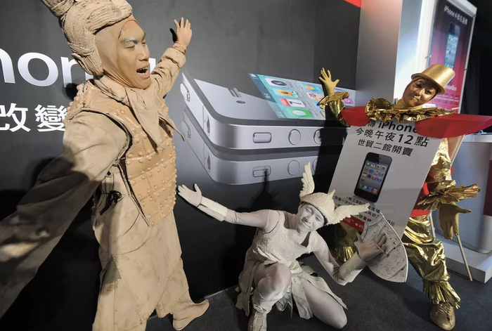 Nghệ sĩ trình diễn ở cửa hàng. Ảnh: Mashable