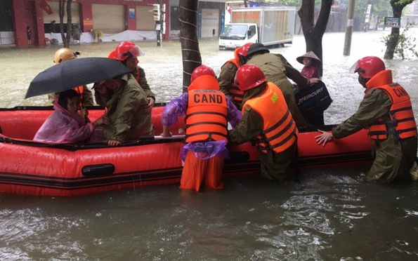 Công an Hà Tĩnh vượt lũ đưa các sản phụ đi bệnh viện sinh con Ảnh 2