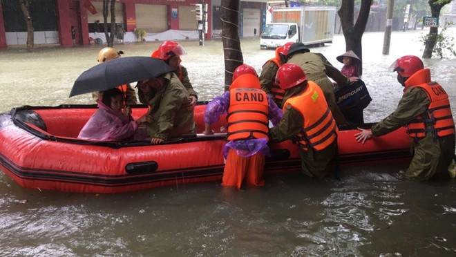 Công an tỉnh Hà Tĩnh dùng thuyền phao chở sản phụ vượt lũ vào bệnh viện sinh con. Ảnh: báo Thanh Niên