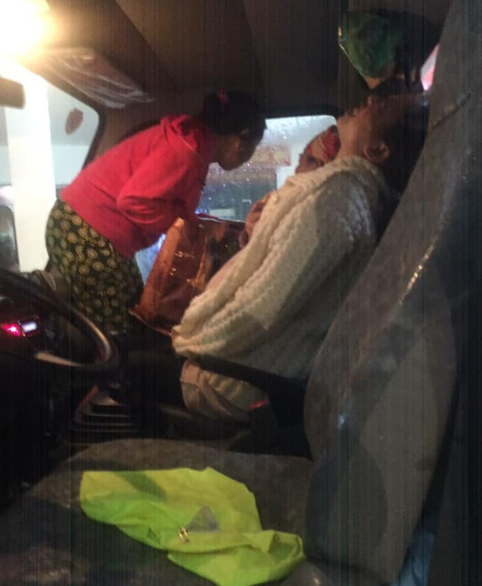 Một phụ nữ chuyển dạ và suýt sinh con trên xe CSGT. Ảnh: PLO