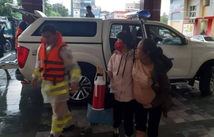 Xe cảnh sát vượt đường ngập đưa một phụ nữ đến bệnh viện sinh con kịp thời. Ảnh: PLO