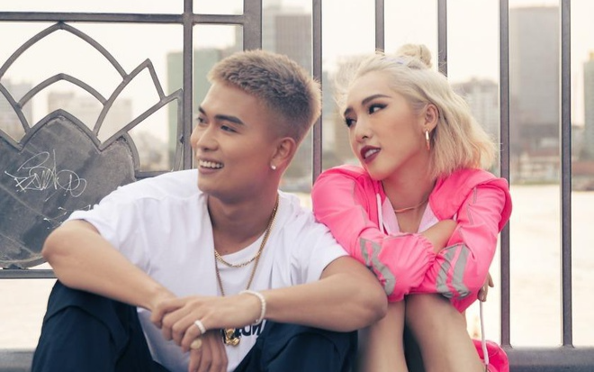 Nhận được món quà 'Mê Ly' từ chồng, Emily hạnh phúc đến nỗi nhầm cả Facebook Ảnh 2