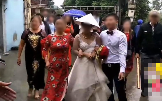 Đón cô dâu và họ hàng nhà gái vào lễ cưới, chú rể say khướt chân bước liêu xiêu khiến nhiều người ngao ngán Ảnh 2