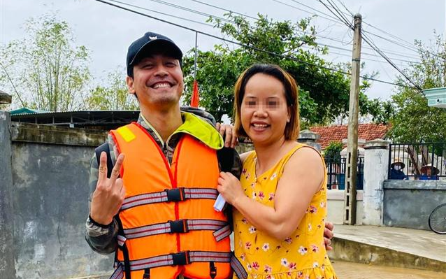 Mặc dân mạng mỉa mai, MC Phan Anh vẫn ra tận miền Trung cứu trợ lũ lụt Ảnh 2