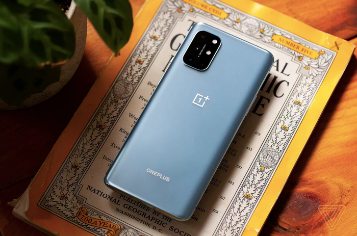OnePlus 8T 5G có “số đo” ba vòng là 160.7 x 74.1 x 8.4 mm, máy nặng 188 gram. Ảnh: The Verge