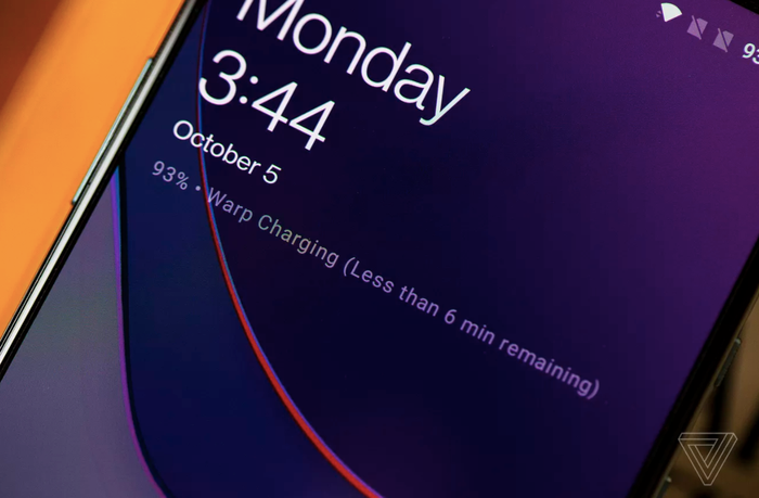 OnePlus 8T 5G có màn hình always-on (luôn mở) giúp người dùng cập nhật nhanh nhiều thông tin như giờ giấc, ngày tháng. Ảnh: The Verge