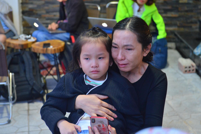 Chị Linh cùng con gái bật khóc nhớ những hồi ức về anh Quyết. 