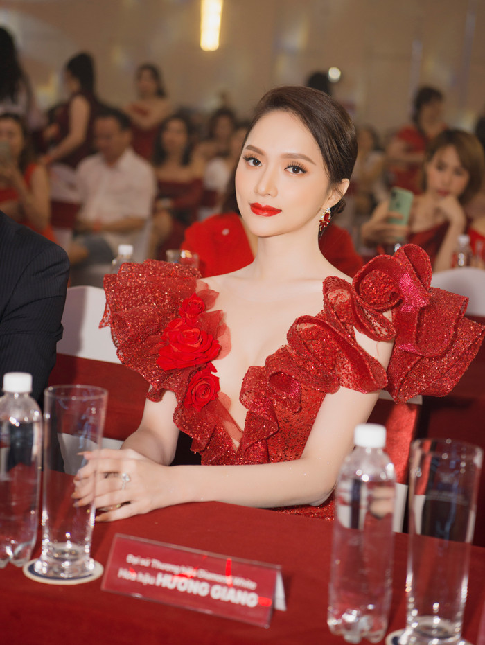 Tông màu đỏ rực cháy làm nổi bật làn da trắng sứ của Hương Giang. 