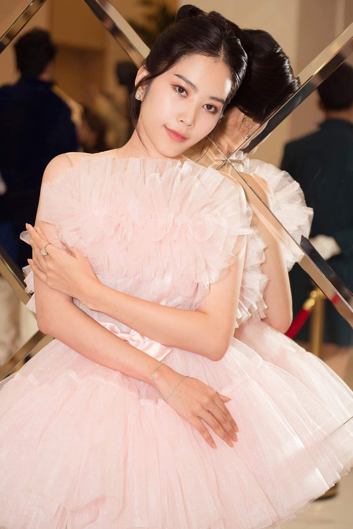 Với nét đẹp trong trẻo, nhẹ nhàng, set đồ này thật sự rất phù hợp với cô nàng. 