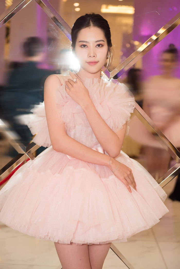 Nam Em hóa thiên nga lộng lẫy trên thảm đỏ bằng bộ váy ngắn xếp vải voan cầu kỳ. 