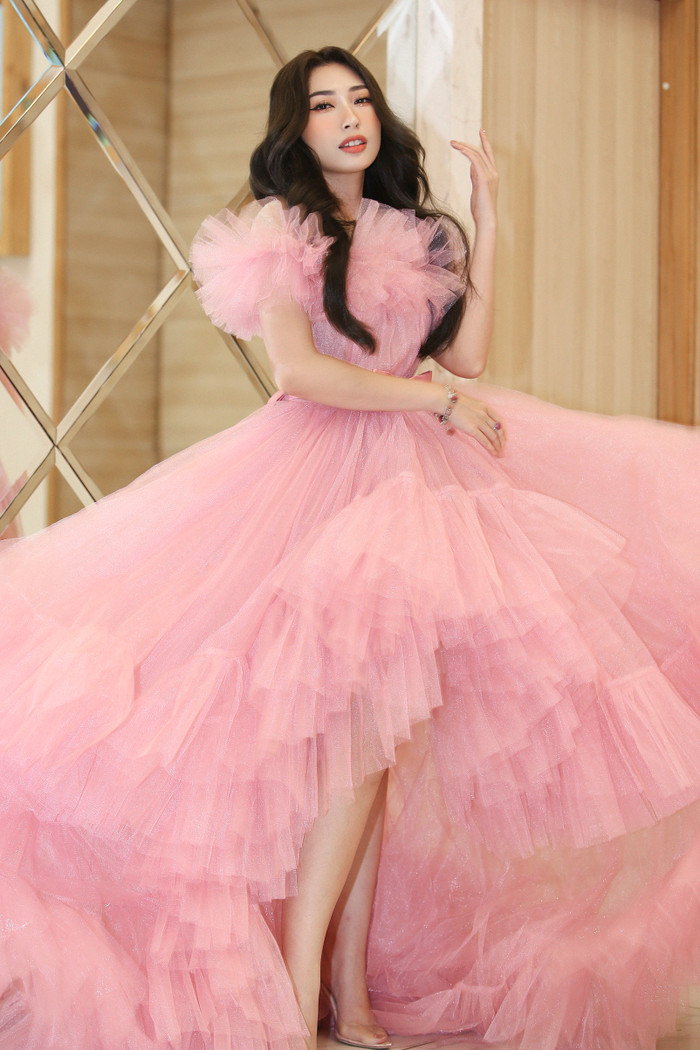 Khổng Tú Quỳnh mang đến hình ảnh 'Cô bé dâu tây' theo cách đẳng cấp hơn. Chiếc đầm voan dài màu hồng ngọt ngào nhưng toát lên sự kiêu sa thấy rõ. 