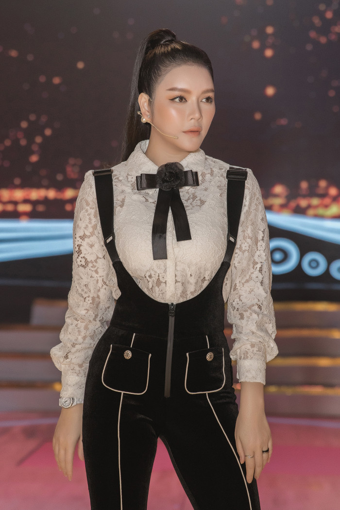 Các đường kẻ trên quần không chỉ có tác dụng tôn dáng mà còn tạo cảm giác kéo dài đôi chân. 