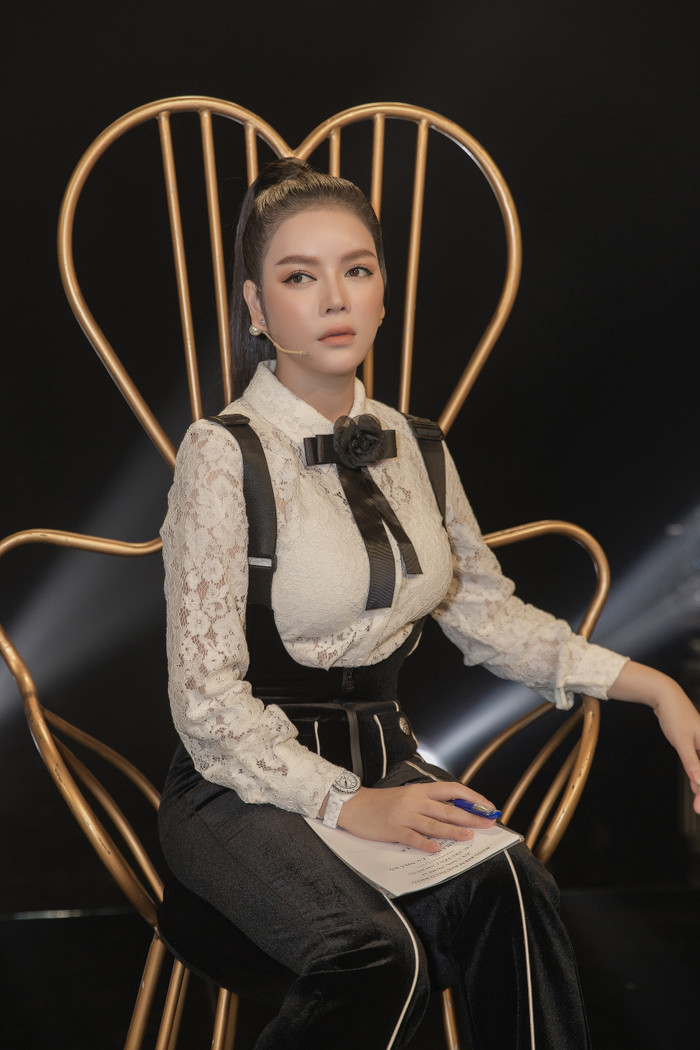 Mẫu áo sơ mi ren đi cùng quần yếm, nơ to bản điệu đà ngay cổ khiến bộ cánh toát lên vẻ nữ tính, dịu dàng nhưng không kém phần sang trọng. 