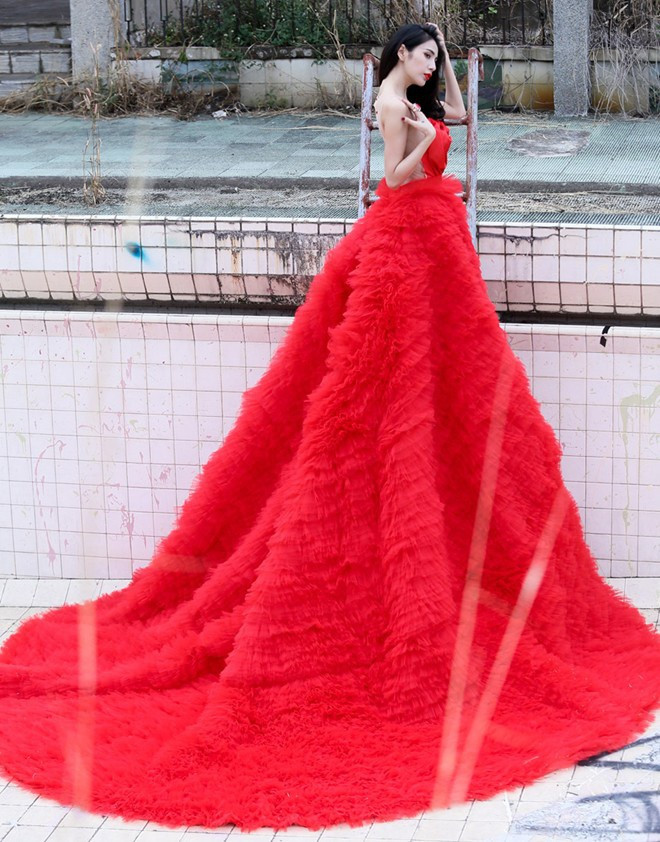 Người hâm mộ mới thực sự “choáng” trước sự cầu kỳ và “đắt đỏ” của bộ váy cưới khủng. Ước tính khối lượng chiếc váy khoảng 20kg. 