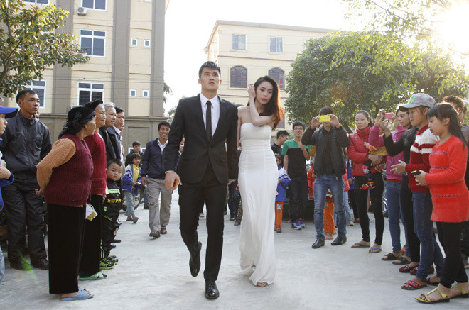 Sau lễ cưới tổ chức tại Kiên Giang, quê của cô dâu, cặp đôi tiếp tục tổ chức đám cưới trước 700 khách ở quê nhà chú rễ - Nghệ An. 