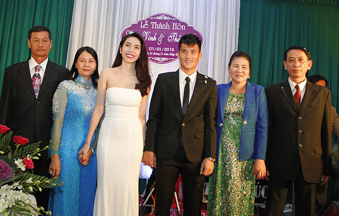 Xuất hiện trong buổi lễ Thành hôn, Thuỷ Tiên lựa chọn bộ váy trắng đơn giản nhưng không kém phần gợi cảm khoe trọn vai trần và tối đa đường cong. Gia đình hai bên tề tựu đông đủ trong ngày vui. Gương mặt của cô dâu, chú rể rạng ngời hạnh phúc.