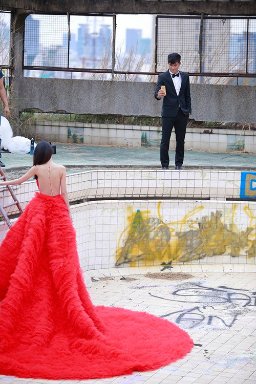 Thủy Tiên chuẩn bị nhiều bộ váy cưới cho hôn lễ nhưng bộ váy 'khủng' có giá gần nửa tỷ nàyi chỉ được cô sử dụng khi quay MV và chụp ảnh cưới.