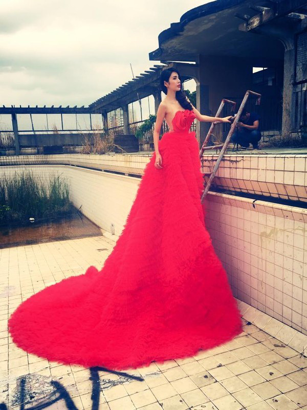 Bộ váy hoàn toàn được sử dụng từ chất liệu nhập ngoại như ren Italy, voan cao cấp và hạt đá Swarovski. Phần đuôi cá của chiếc váy tạo cảm giác lộng lẫy và kiêu sa, quý phái. 