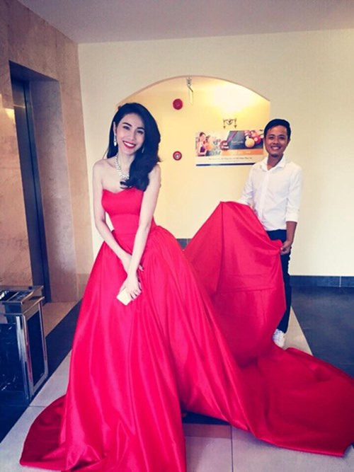 Chiếc váy đỏ của Thủy Tiên có chiều dài 3 mét. Công Vinh phải luôn theo sát và giúp đỡ vợ trong việc di chuyển ngoài ra còn có trợ lý. 