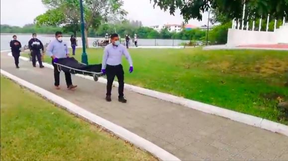 Thi thể của người đàn ông được đưa lên bờ.&nbsp;