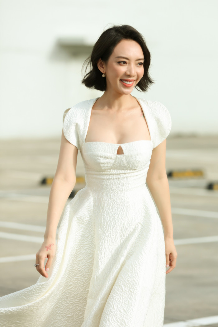 Thu Trang diện áo hở ngực gợi cảm, chiếm trọn 'spotlight' trong họp báo ra mắt 'Tiệc trăng máu' Ảnh 12