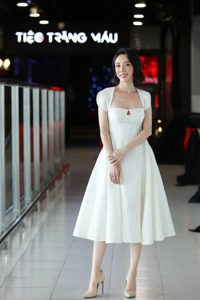 Thu Trang diện áo hở ngực gợi cảm, chiếm trọn 'spotlight' trong họp báo ra mắt 'Tiệc trăng máu' Ảnh 2