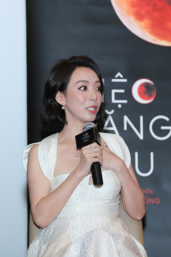 Thu Trang diện áo hở ngực gợi cảm, chiếm trọn 'spotlight' trong họp báo ra mắt 'Tiệc trăng máu' Ảnh 8